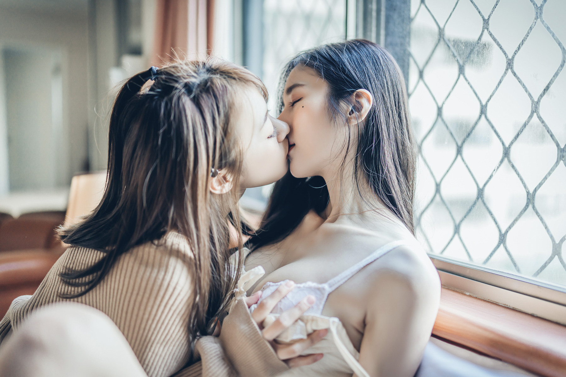 我的大小女友❤️ 妍妍+辰辰 ?情人節帶兩位女友開房間 超超透上衣 透明內褲 吸奶 揉胸 舌吻 局部特寫 Vol.01 36