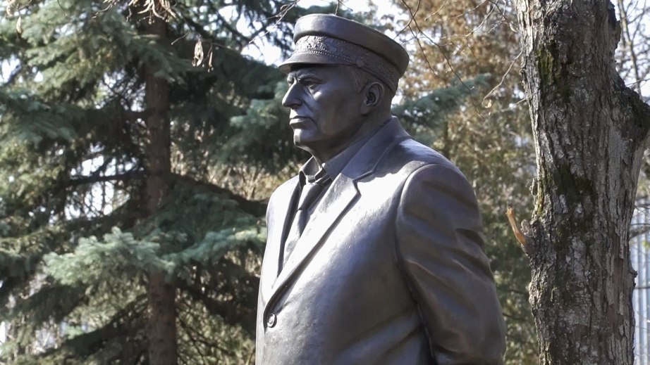 Дегтярев принял участие в открытии памятника Жириновскому