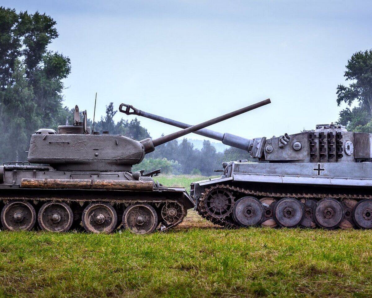 Т 34 ис. Т 34 И тигр. Королевский тигр против т-34. Танк тигр и т34. Немецкий танк т 34.