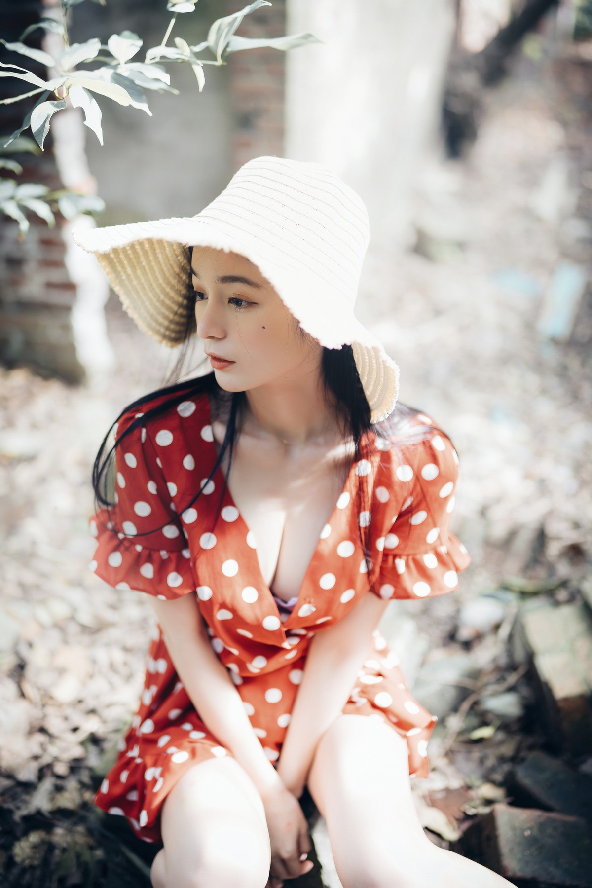 巨乳仙仙辰 野外露出初體驗❤️ 紅衣+透明內褲 裸上身吊帶褲 透明白色罩衫 Vol.01 5