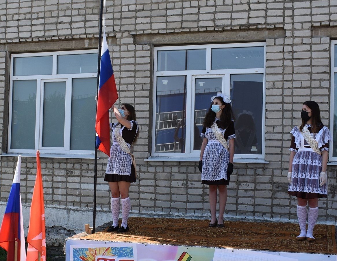 В школах Хабаровского края вводят подъем государственного флага перед уроками