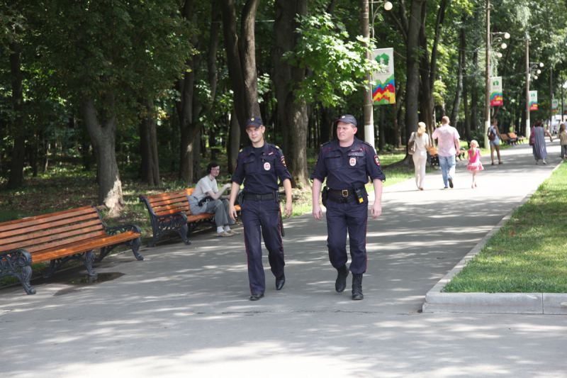 Полиция тула. Полиция в парке. Милиционер в парке. Патруль в парках. Милиция в парке.