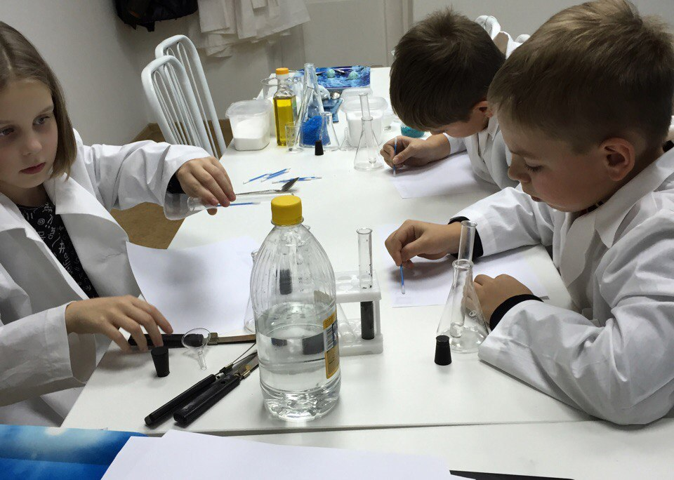 Изучение химии в школе. Лаборатория для детей. Лаборатория для дошкольников. Юный Химик. Дети химики.