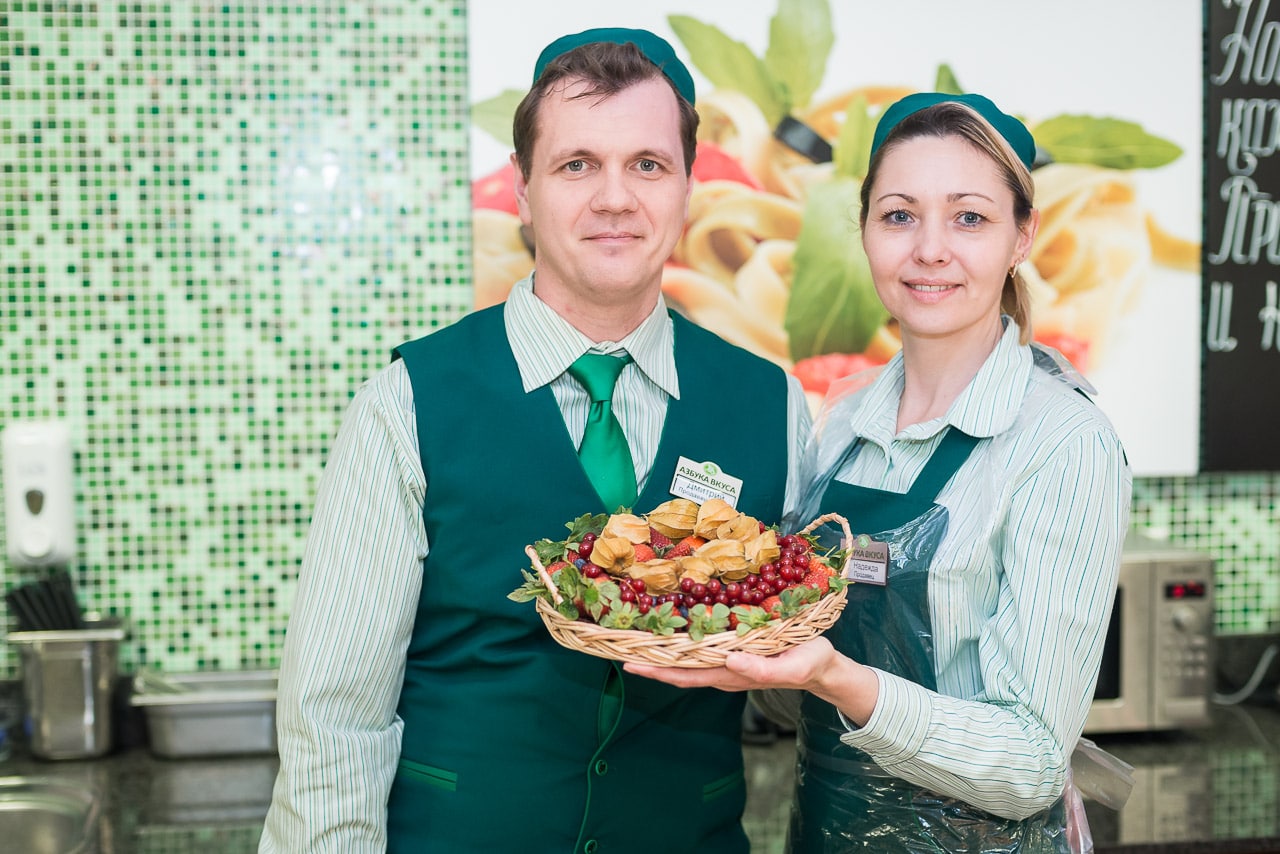 Азбука вкуса фото. Азбука вкуса продавец. Азбука вкуса персонал. Азбука вкуса сотрудники. Азбука вкуса форма сотрудников.