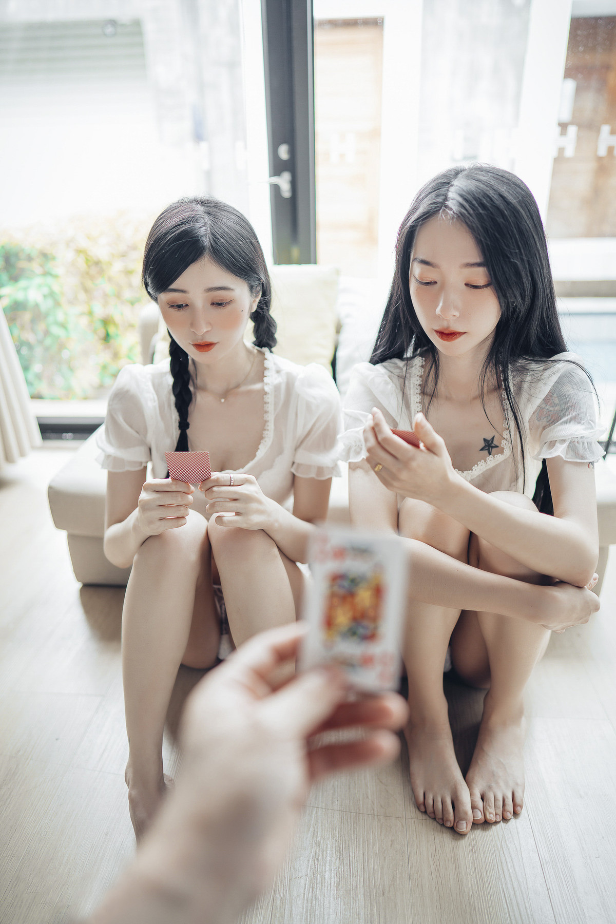 JVID精品 情色國王遊戲🔞比賽寫真情色大突破🔥 飄飄 辰辰 挑戰大家從沒有看過的她們 內容絕對厲害!!超誠意尺度滿滿的國王視角❤️讓兩位女神服侍 誰才是國王 Set.01 9