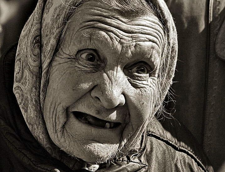 Сильно старая бабушка. Лицо бабушки. Самая страшная бабушка.