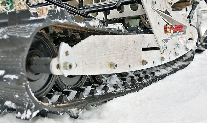 Почему у трактора делают широкие гусеницы. Эксплорер гусянка. Зимний мотоцикл на гусеницах. Самая широкая гусянка для снегохода. Угол атаки гусеницы снегохода.
