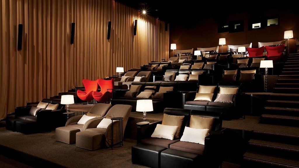 Одинокие в сеуле в кинотеатрах. Кинотеатр в Сеуле. Кинотеатр в Японии зал. Кинотеатр в Корее. Эпицентр вип зал.
