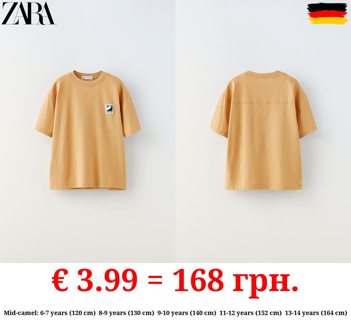 T-SHIRT WITH TAG APPLIQUÉ