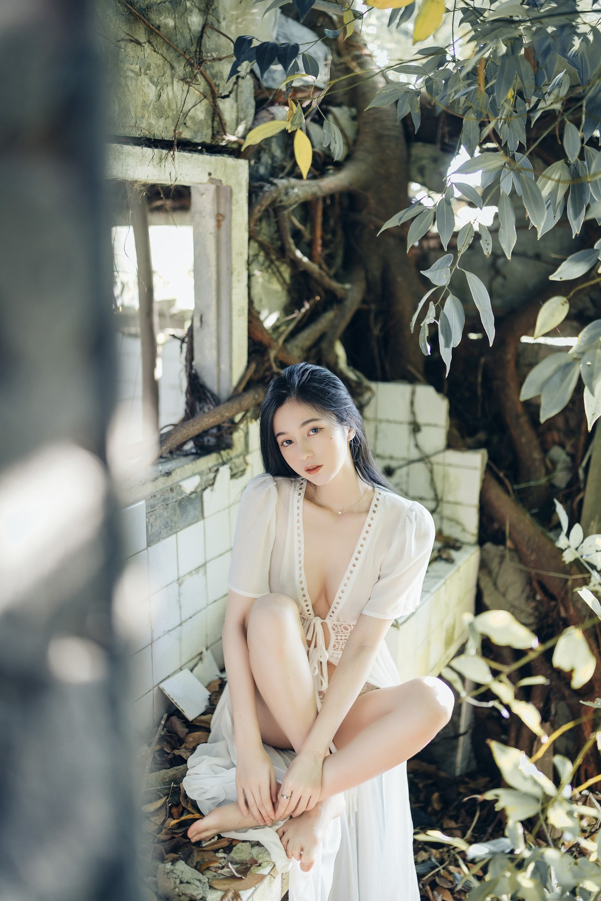 巨乳仙仙辰 野外露出初體驗❤️ 紅衣+透明內褲 裸上身吊帶褲 透明白色罩衫 Vol.02 35