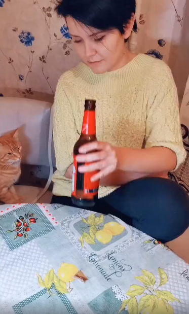El gato que te controla la bebida