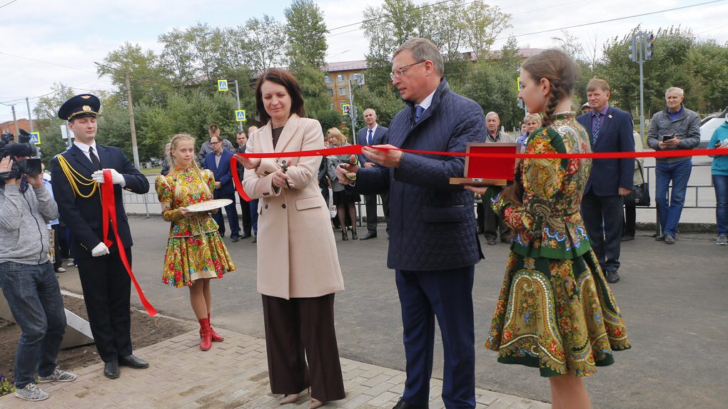 Открытие омск. Сквер Крылатое братство Омск. Сквер ветеранов авиации Крылатое братство Омск. Сергей Голованцев. Сергей Голованцев скульптор.