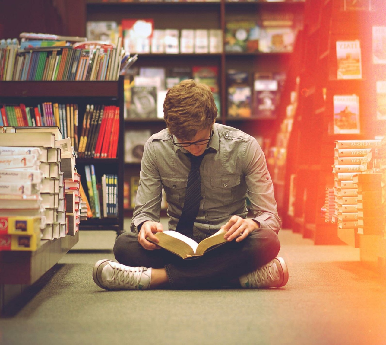 Мужик читает стих. Парень с книгой. Чтение книг. Парень читает книгу. Юноша с книгой.