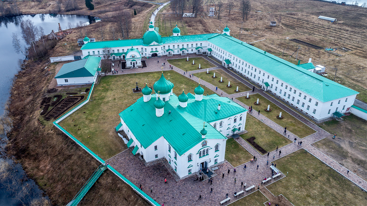 Александре свирском. Александро Свирский паломнический центр. Свято-Троицкий монастырь Александра Свирского в апреле. Лодейное поле Александро-Свирский монастырь мощи. Монастырь Александра Свирского тело.