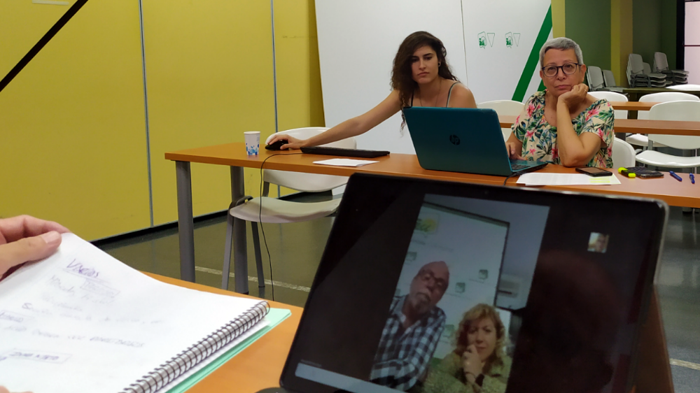 Carmen y Paqui, a los mandos de la coordinadora online.