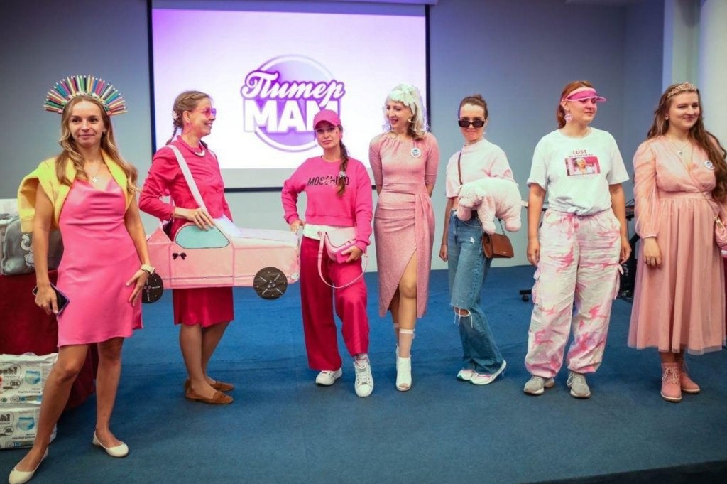 фото: В Санкт-Петербурге заседания клуба беременных и мам прошли в стиле Барби