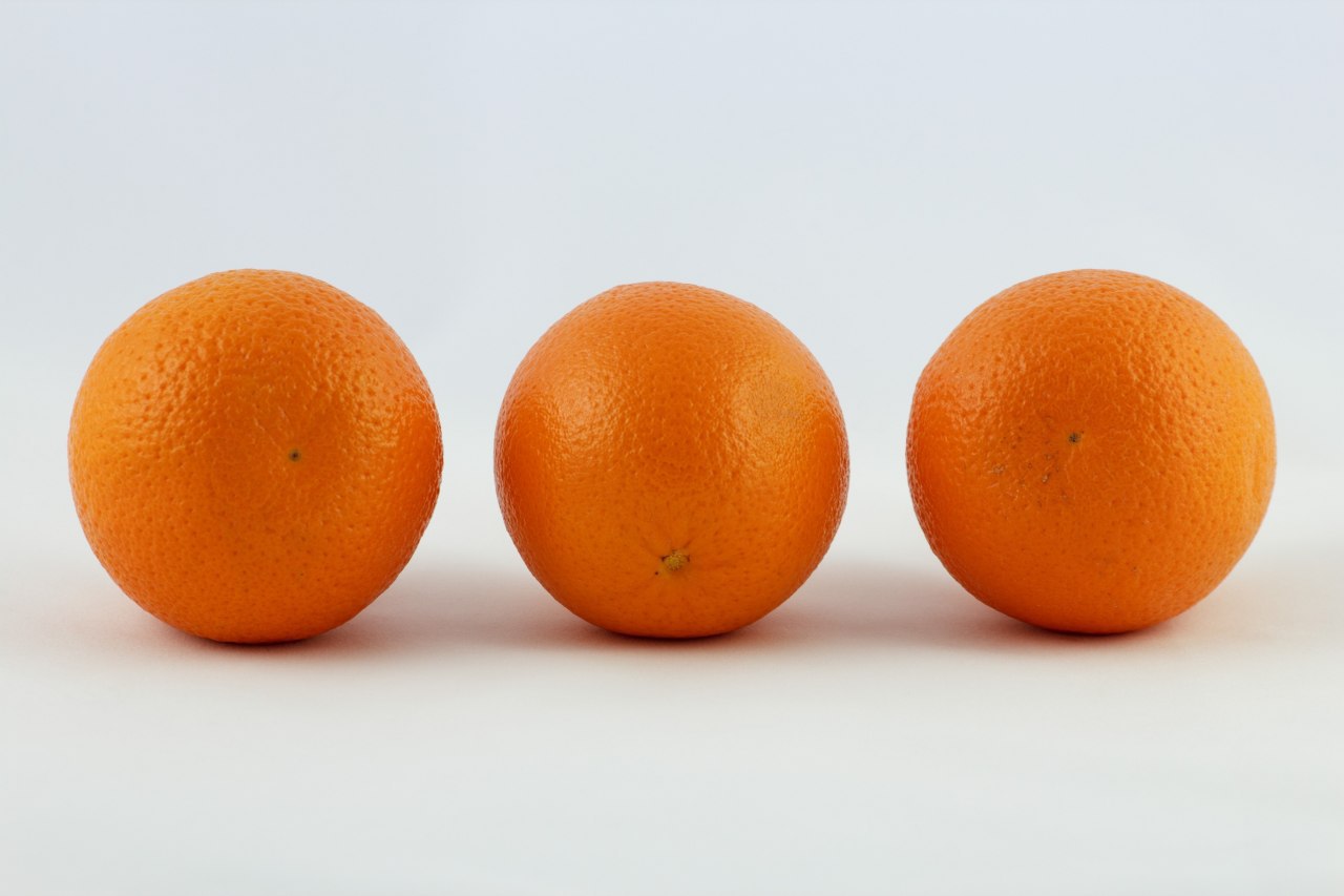 Есть три апельсина. Три апельсина. Апельсины 3 штуки. 2 Апельсина. Апельсин целый.