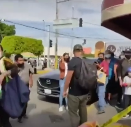 Luchadores de Irapuato conciencian a la gente del uso de mascarillas