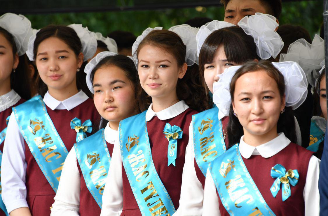 Казахские девочки в школах