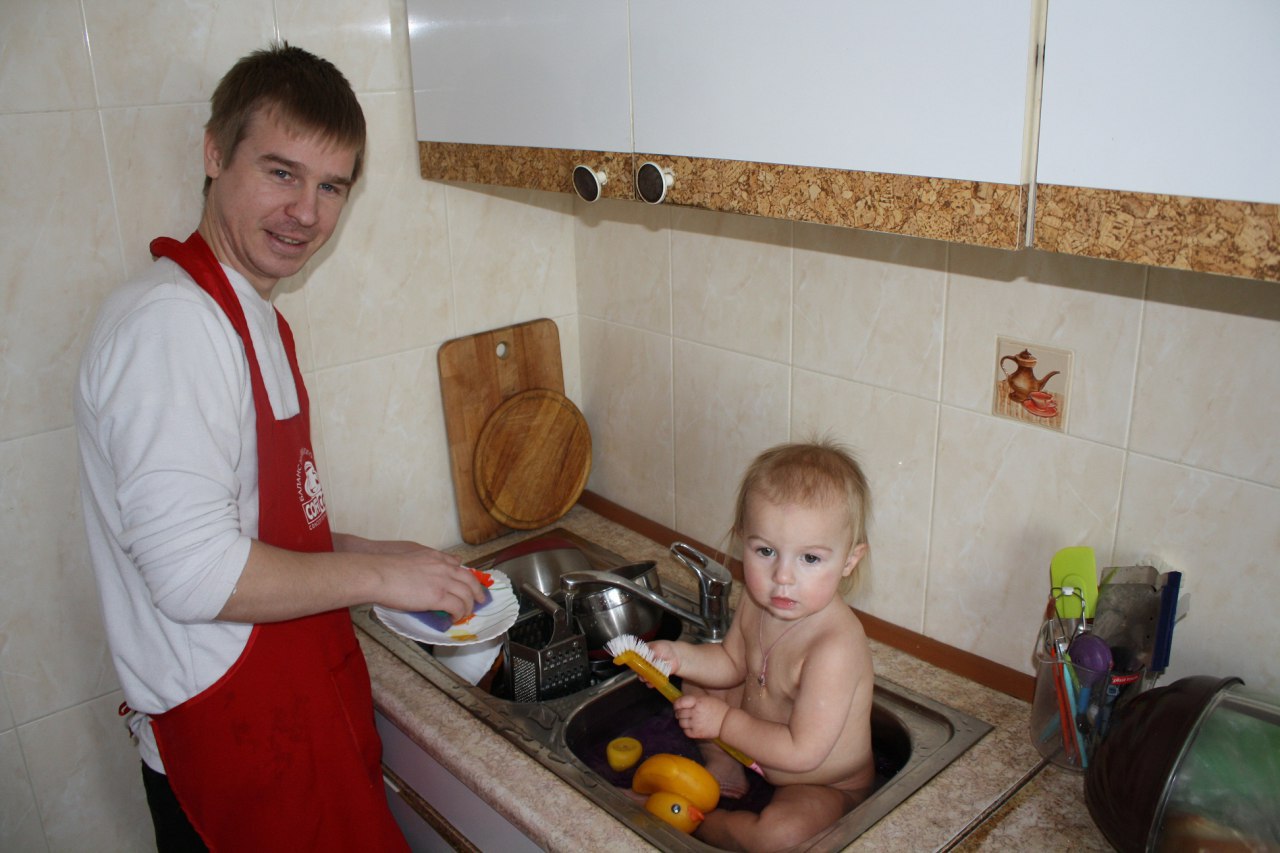 Маму на кухне рассказ. Мужчина с ребенком на кухне. Кухня для детей. Папа с детьми на кухне. Мужчина дома с ребенком.