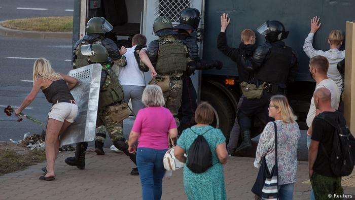 Протесты в Беларуси: задержанных начали отпускать из изоляторов