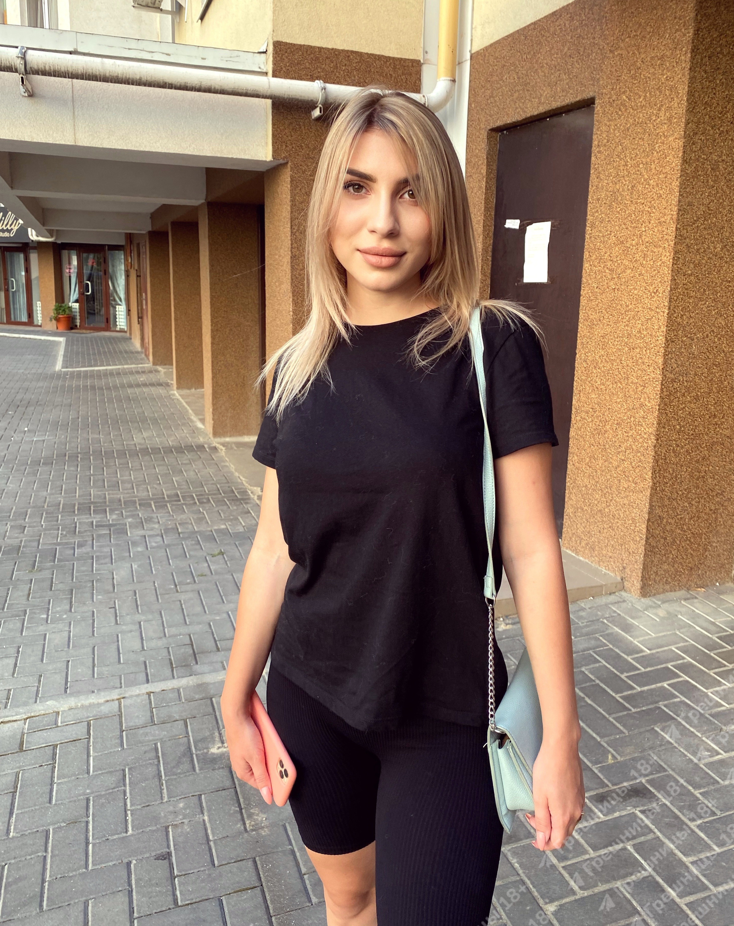 Все фото, видео и переписка с ней уже в нашем Приватном Боте 👑 