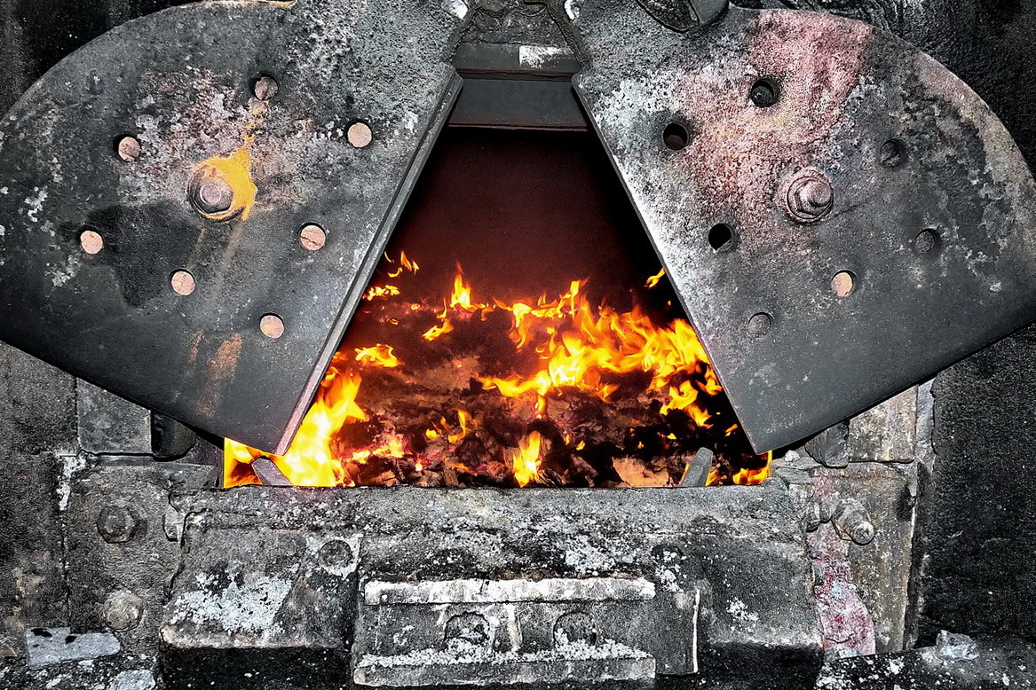 Сжигание смеси угля. Угольная печь. Печка для углей. Топка углем. Топка печи углем.