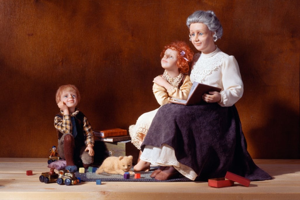 Бабушка читает стихотворение. Бабушка рассказывает сказку. Бабушкины сказки картина. Бабушка и внучка играют в куклы. Няня рассказывает сказку.