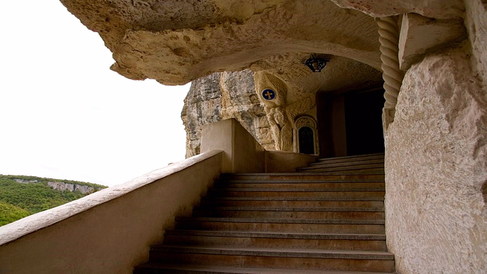 Внутри Свято-Успенский пещерный монастырь, Бахчисарай