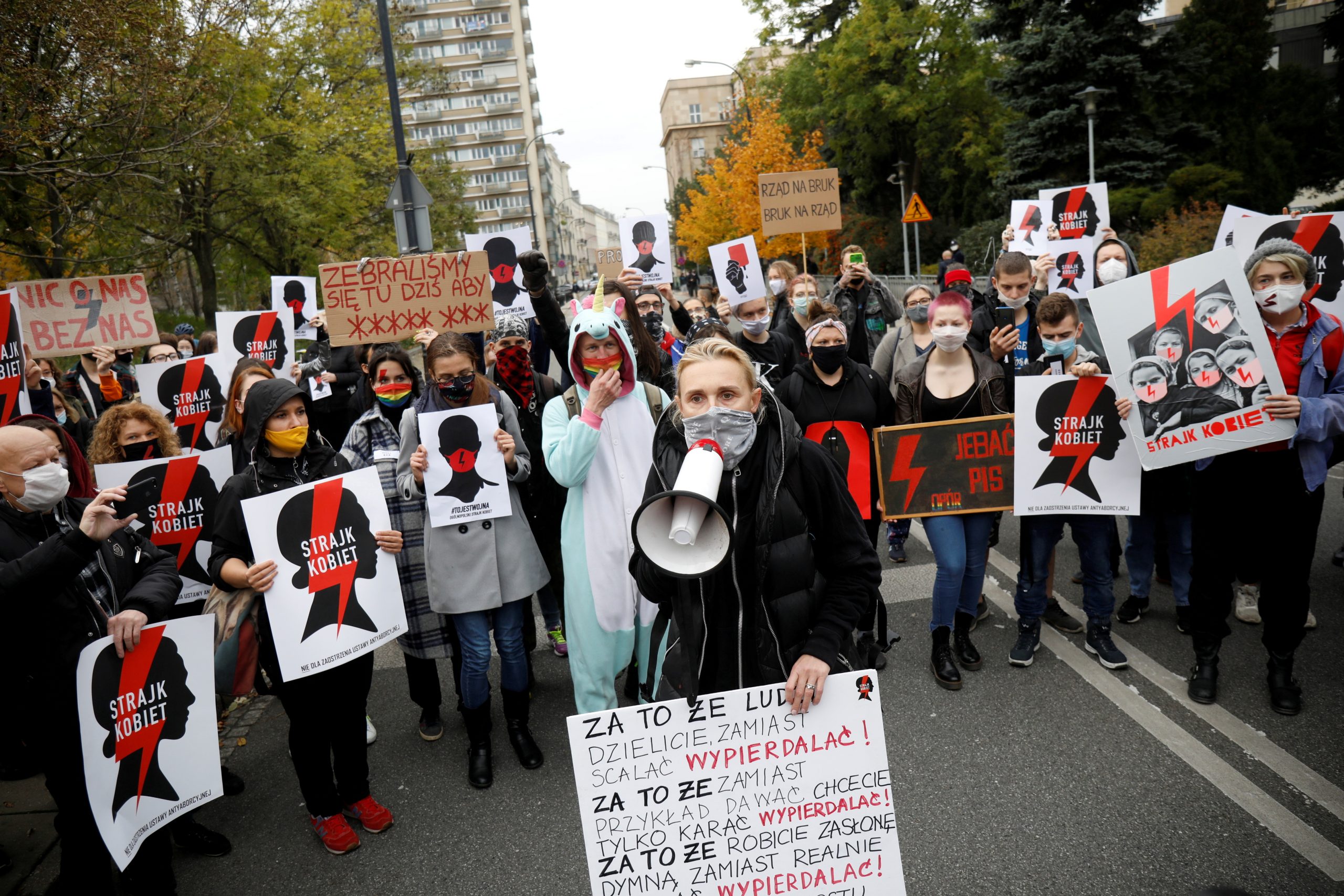 Протестующая против. Митинг против запрета абортов. Митинги в Польше. Протесты в Польше против абортов. Протест в Польше женщины.