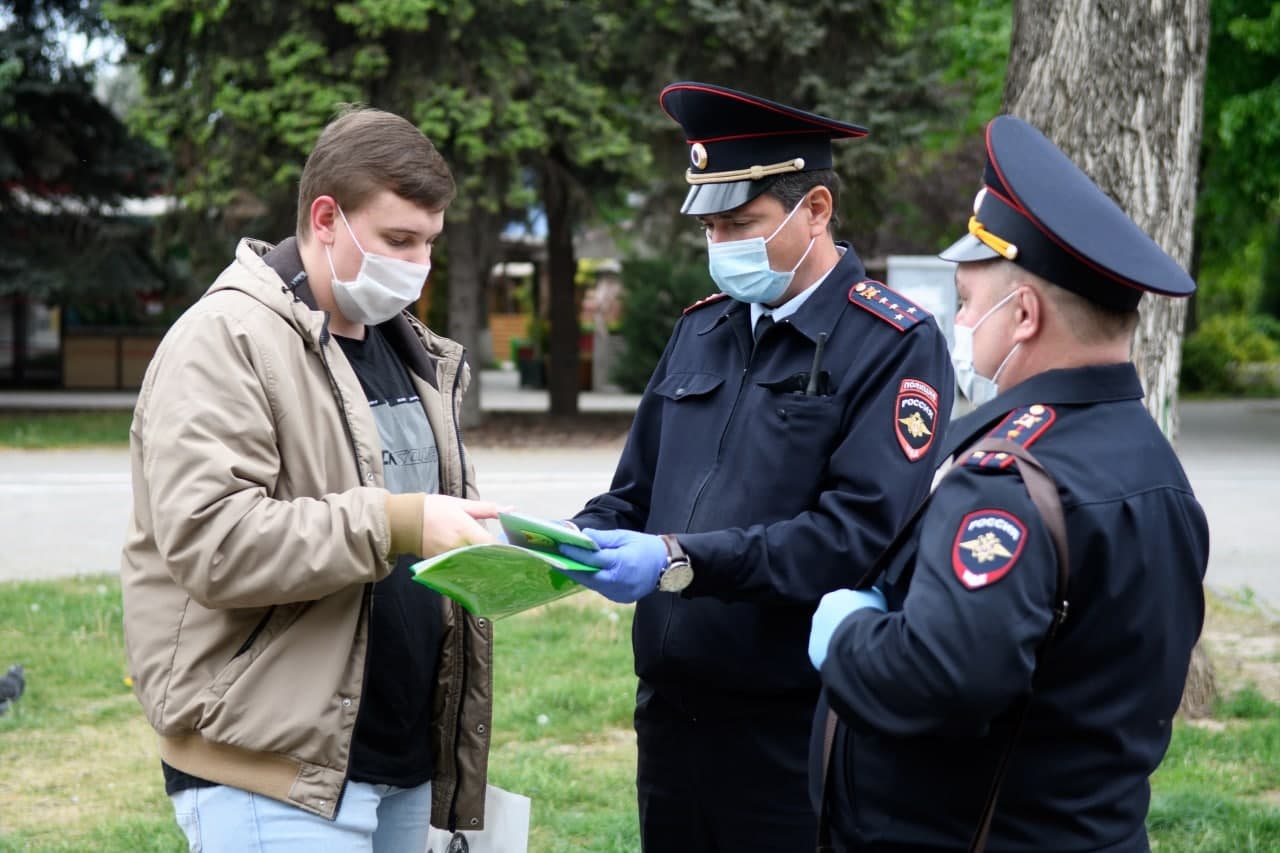 Контроль за соблюдением. Проверка документов полицией. Рейд полиции. Сотрудники правоохранительных органов облава. Коронавирус в Краснодаре.