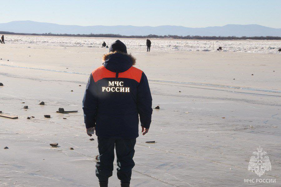 Хабаровчанку спасли с льдины посередине Амура МЧС Хабаровского края