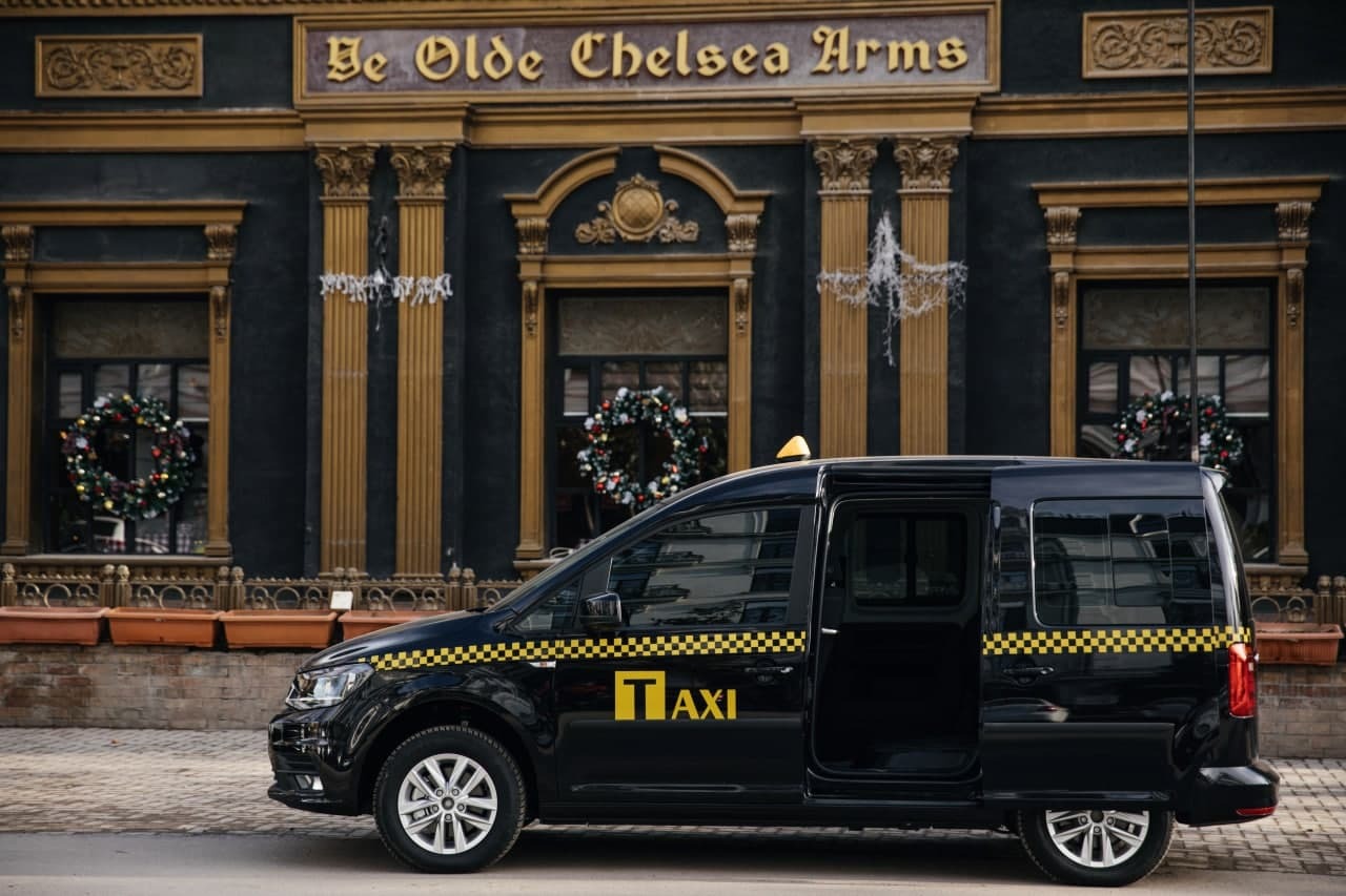 Блэк такси. Служба джип-такси. VW Caddy Cab Taxi Узбекистан. Джизакский автомобильный завод. Черные такси таксопарк.