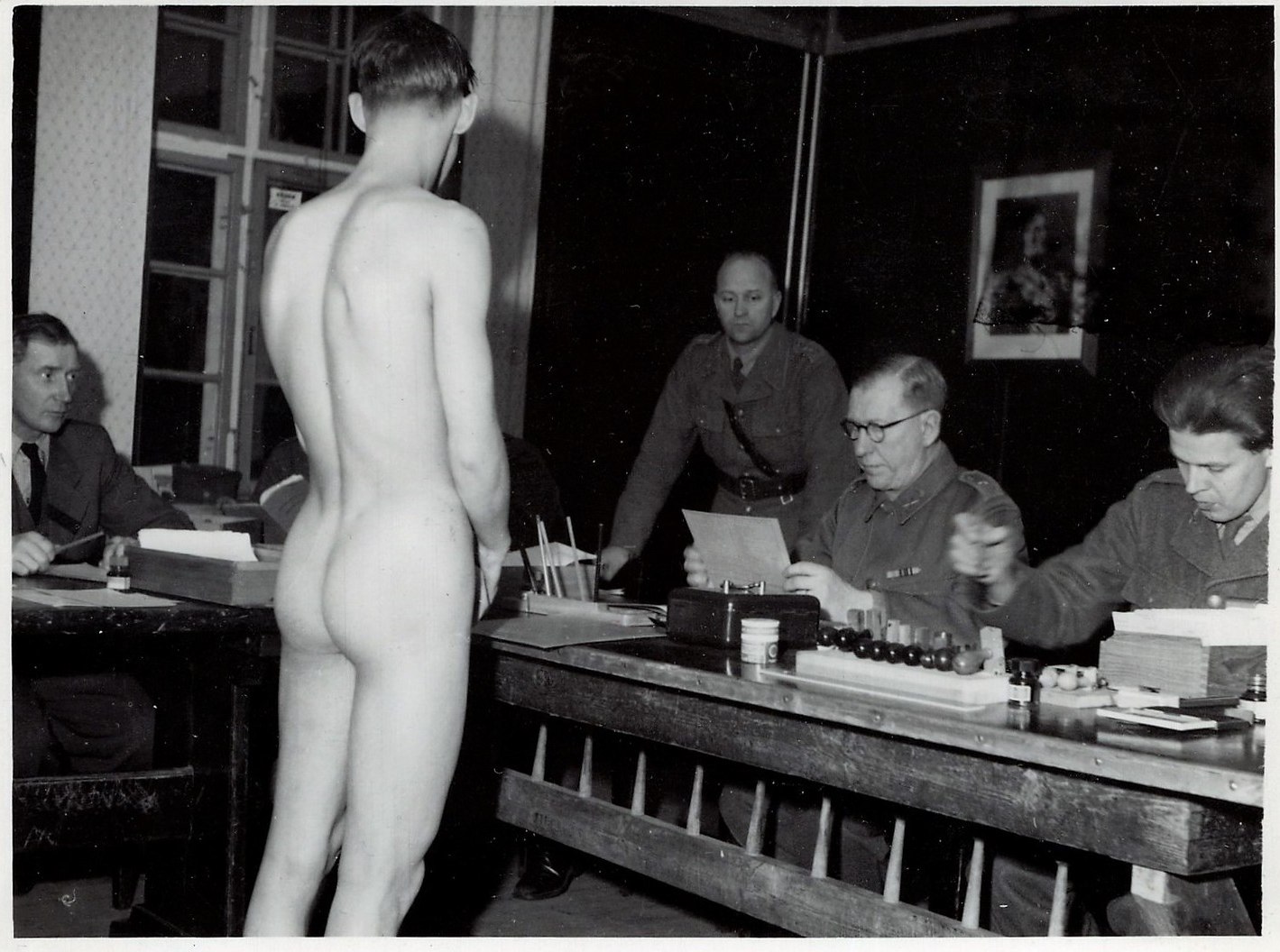 голые мужчины военкомат фото 77