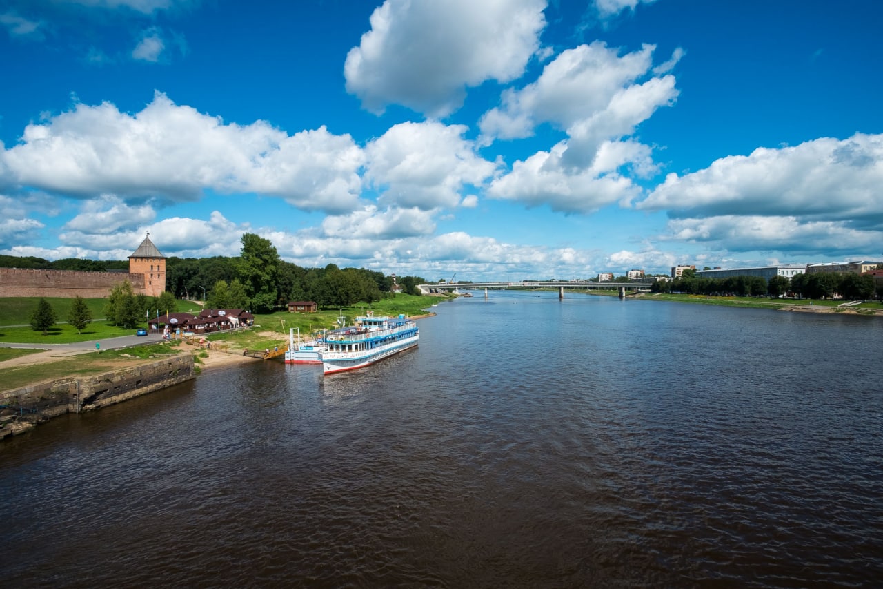 Река в городе фото