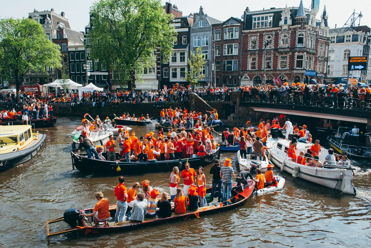 Нидерланды особенности страны. Королевство Нидерланды Амстердам. День королевы в Амстердаме. Традиции Нидерландов.