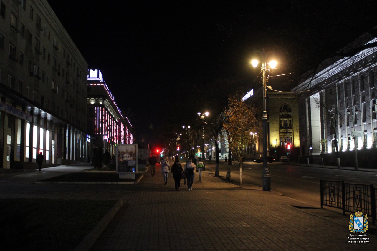 Курск фото улиц. Курск ул. Ленина вечером. Вечерний Курск улица Ленина. Курск Центральная улица. Курск улица Ленина освещение.