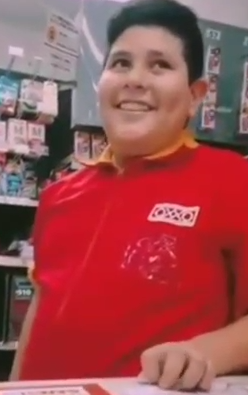 Cuando el que te atiende es jovencito