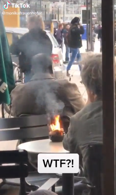 Quemando incienso en la terraza del bar