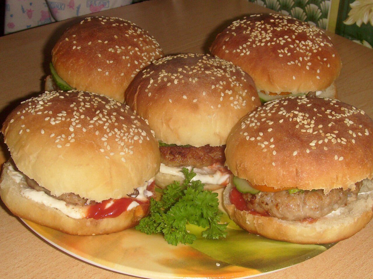 Тест для бургеров в домашних. Гамбургер домашний. Домашние гамбургеры с котлетой. Бургер в домашних условиях. Домашние бургеры с колбасой.