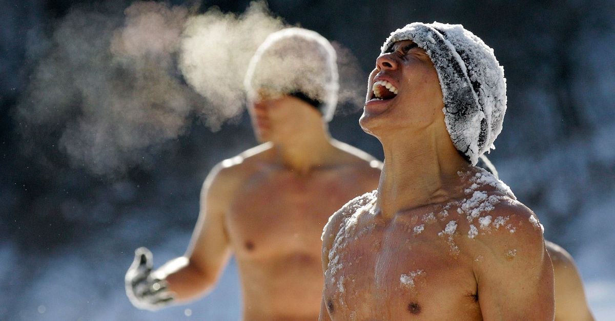 Холодная вода для мужчин. Закаливание. Обливание закаливание. Обтирание снегом. Закаливание спортсменов.