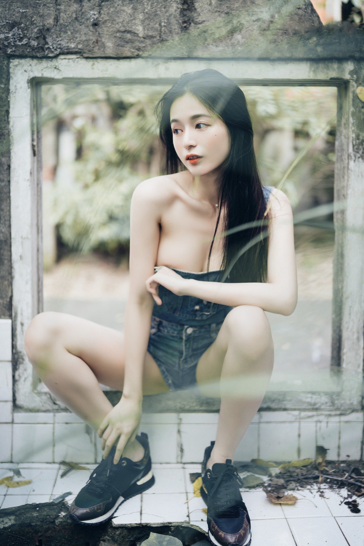 巨乳仙仙辰 野外露出初體驗❤️ 紅衣+透明內褲 裸上身吊帶褲 透明白色罩衫 Vol.02 3