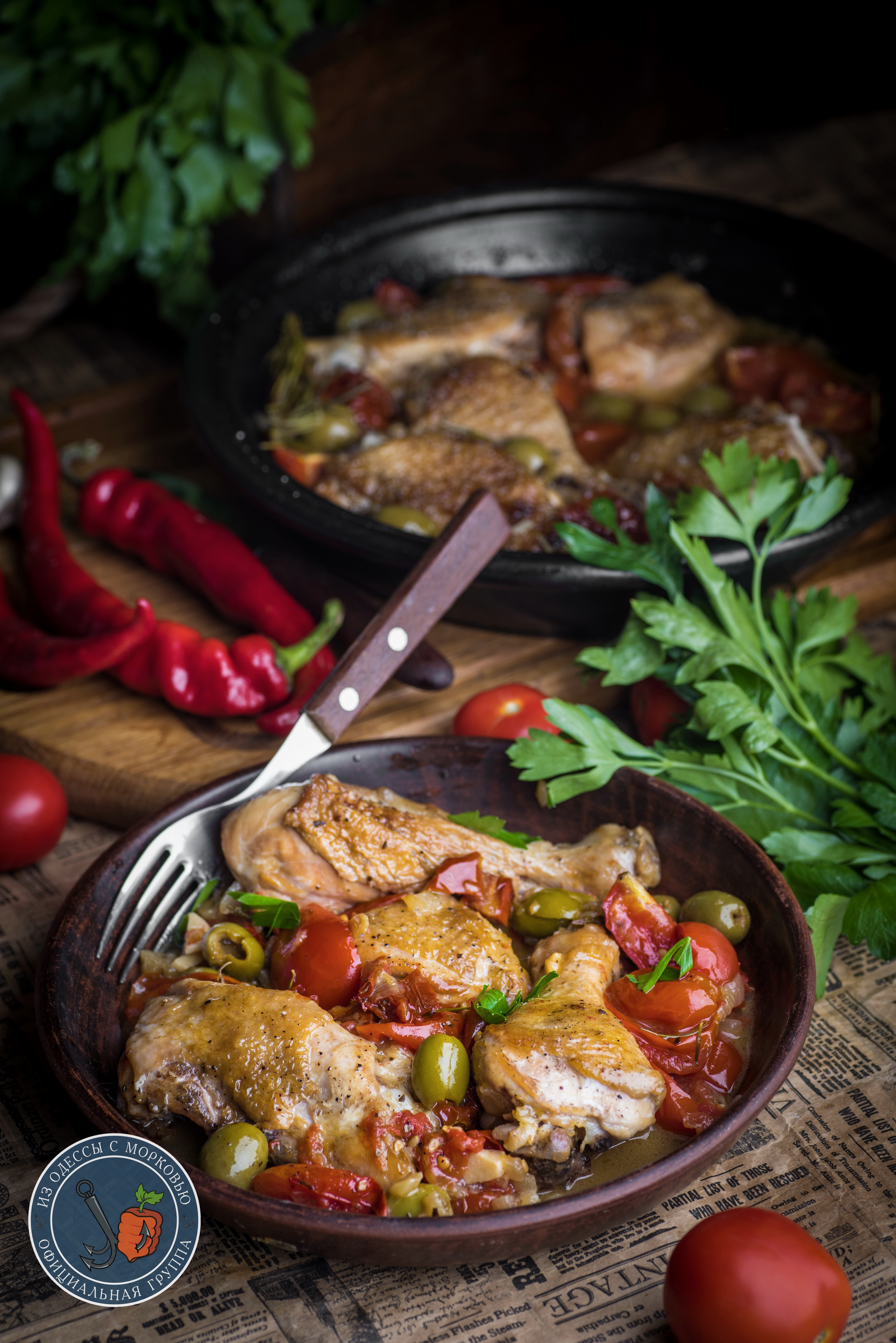 Курица с помидорами на сковороде рецепт. Курица с помидорами на сковороде. Средиземноморская кухня горячие блюда. Блюда из бедра курицы. Курица "пикантная".