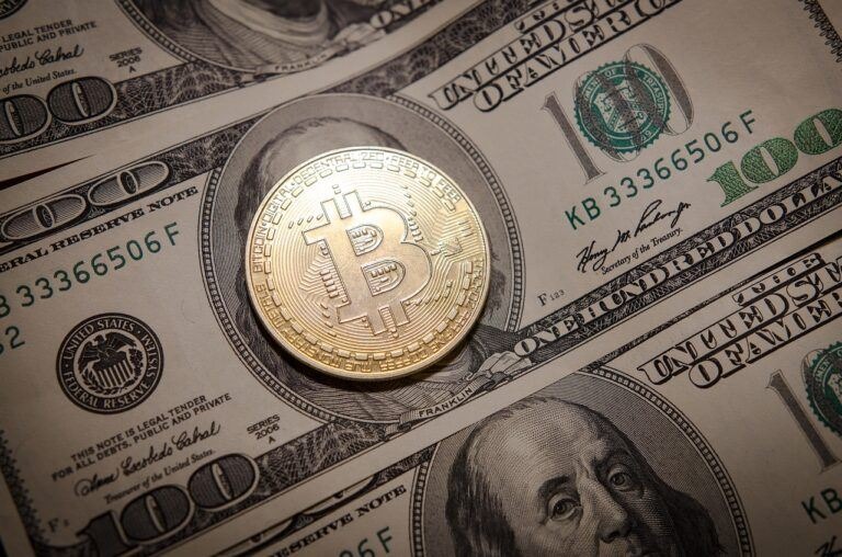 $BTC и $ETH падают на фоне сигналов ФРС о необходимости поднять реальные процентные ставки ... выше нуля. Биткоин