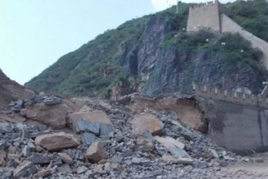 Из-за мощного землетрясения: в Китае обрушилась часть Великой китайской стены