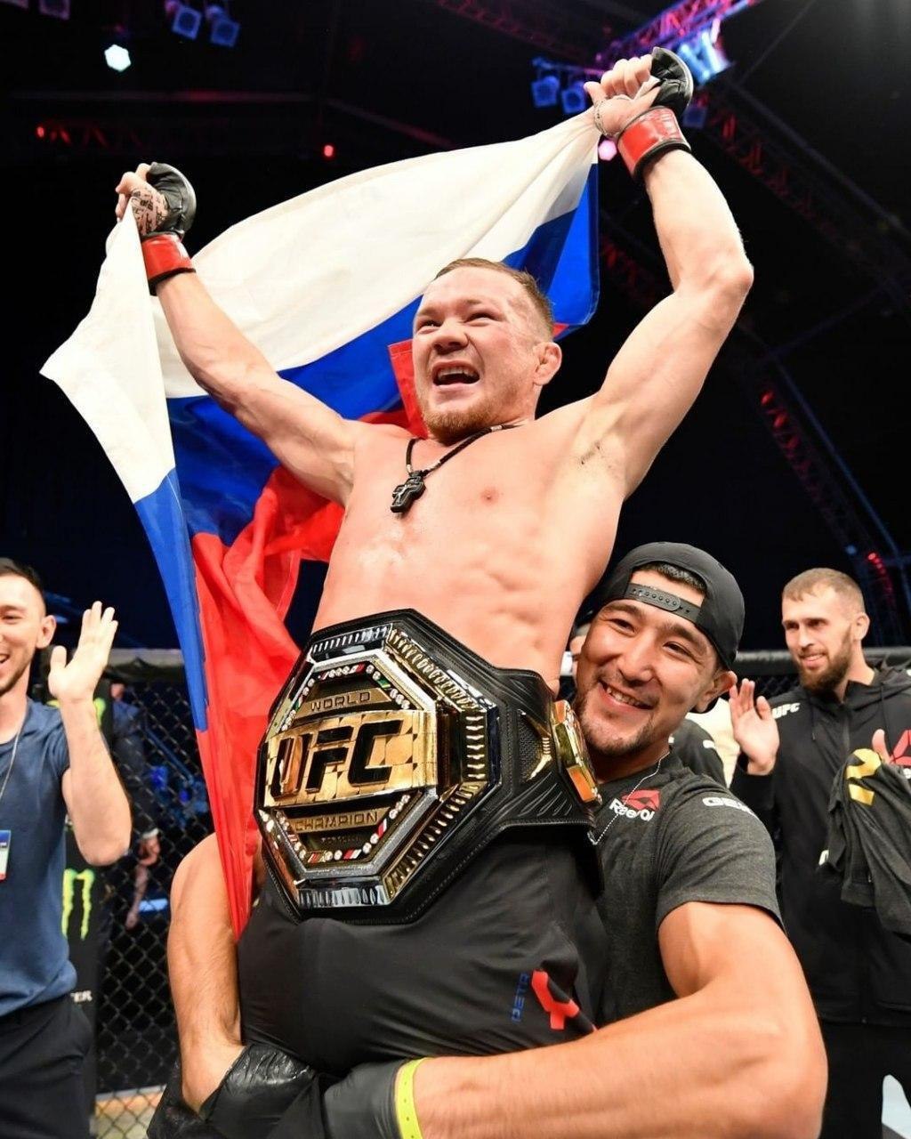 Взять бойца. Петр Ян чемпион UFC. Петр Ян с поясом юфс. Ильяс Хамзин боец. Фото Петра Яна с поясом юфс.