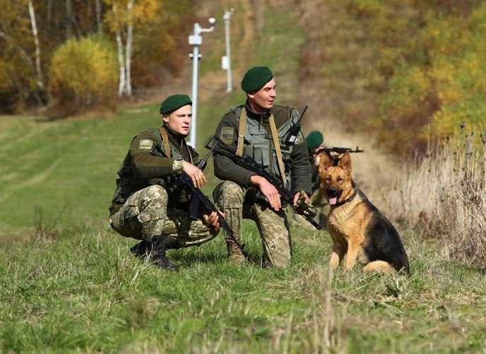 Приграничный. Пограничник. Российские пограничники. Пограничники на закате. Полевая форма российских пограничников.