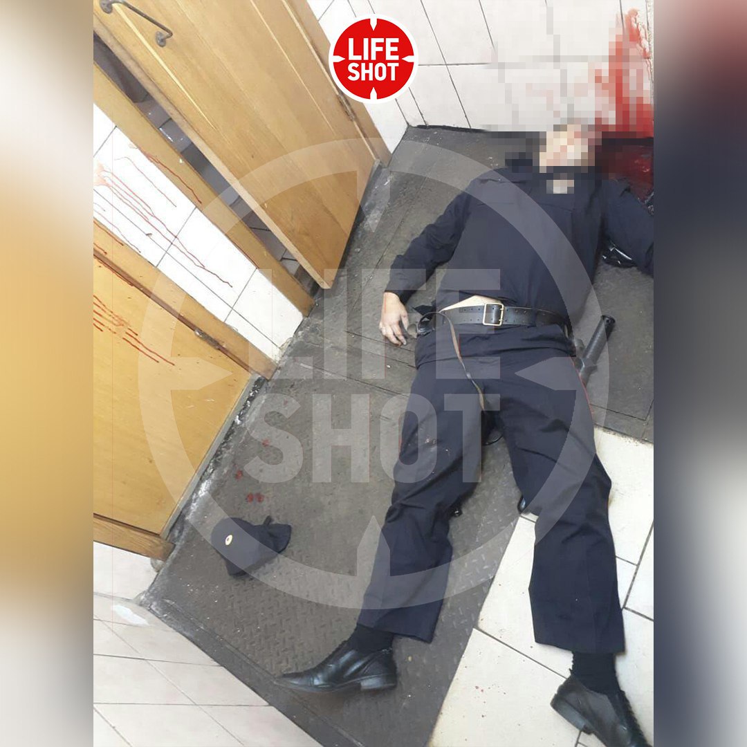 Можно ли в метро с пистолетом. Убили полицейского в Москве. Убитый полицейский в метро. Полиция в метро.