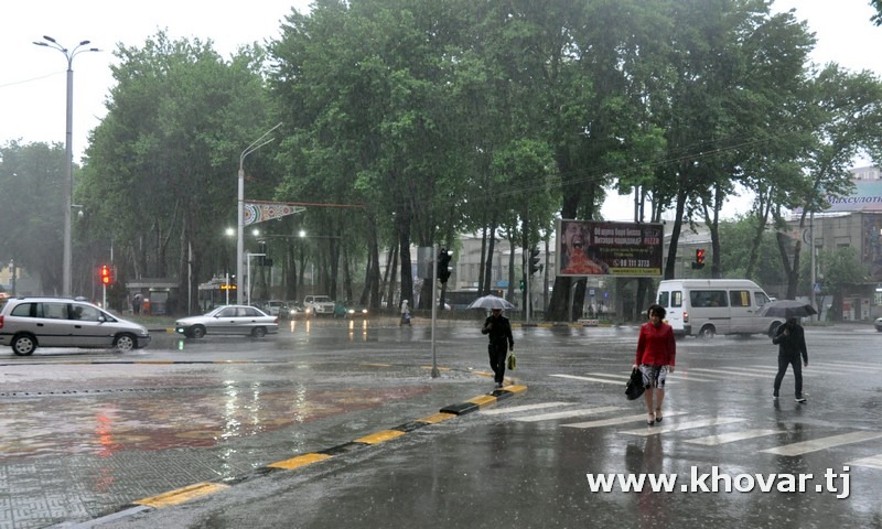 Погода душанбе 7. Душанбе дождь. Дождь в Таджикистане. Климат города Душанбе Таджикистан дождь. Дождливый Душанбе.