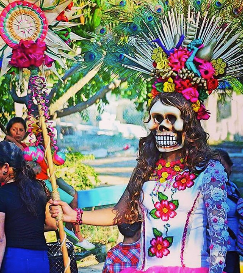 Бог развлечений. День мертвых в Мексике. Яркая Мексика. Мексика образ. Праздник мертвых в Латинской Америке.